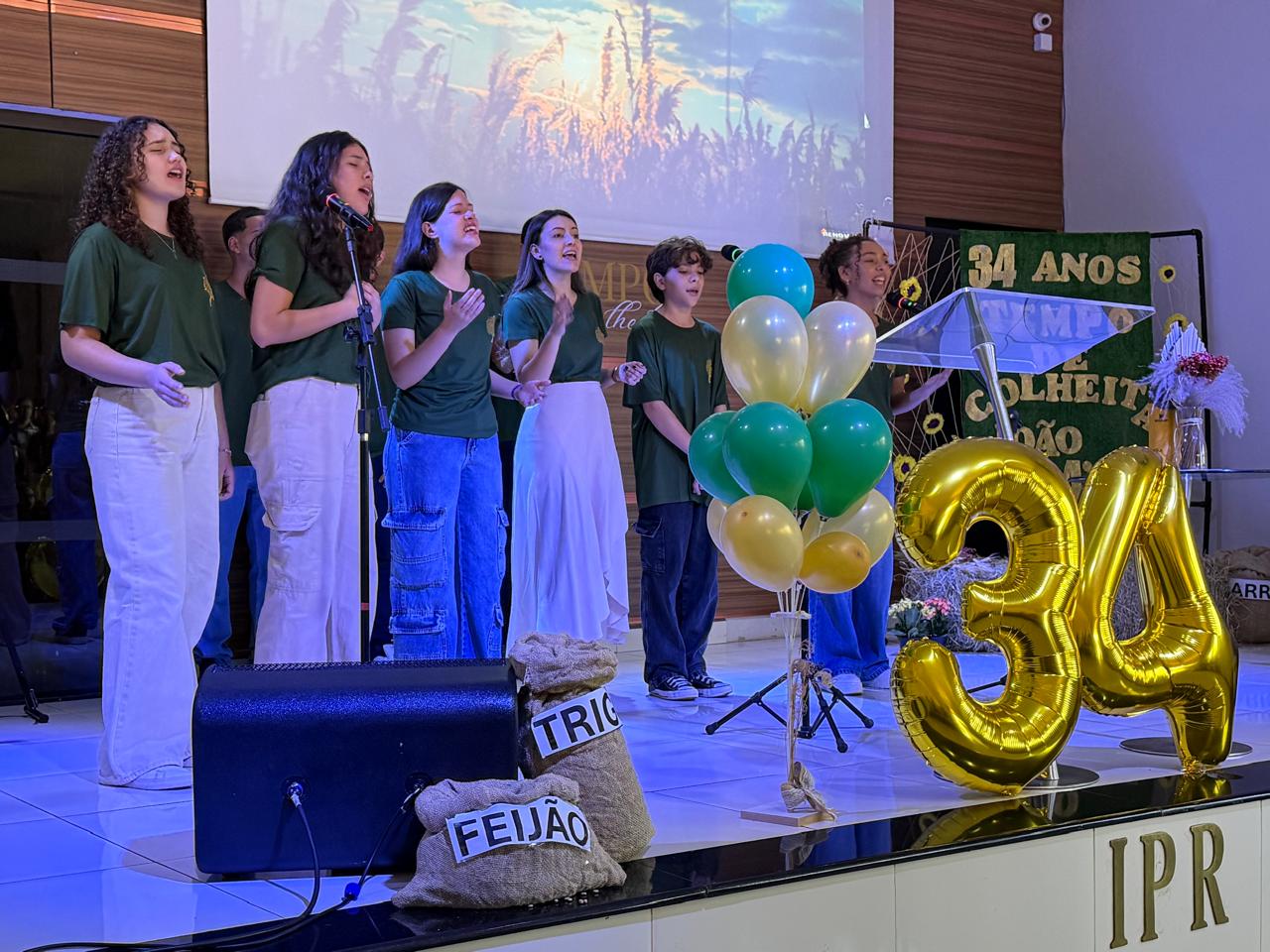 Momento de louvor durante um culto na IPR Uberaba