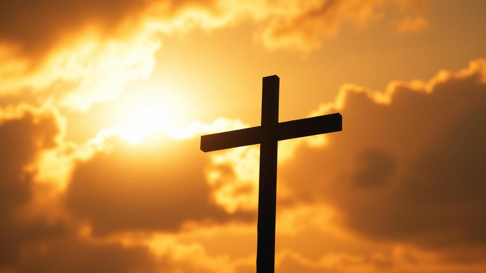 Cruz iluminada pelo sol ao amanhecer