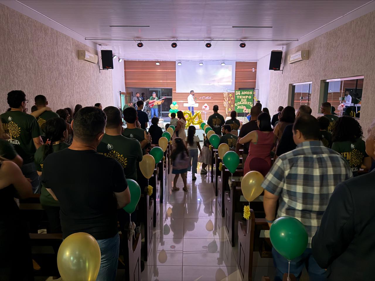Igreja reunida em comunhão com o corredor central do templo visível